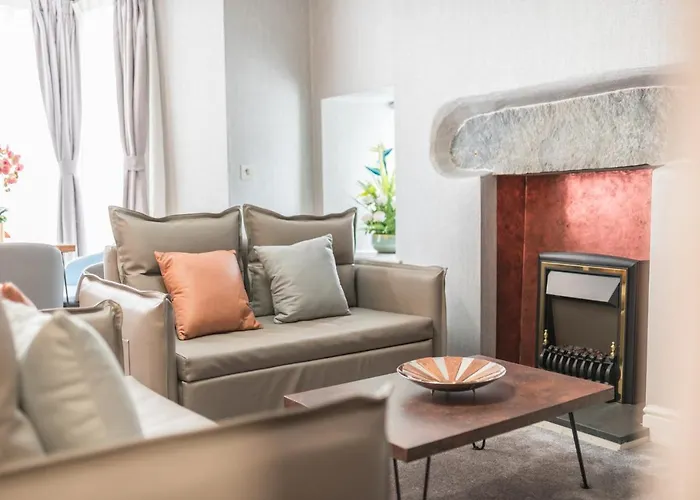 The Old Stamp House Apartment- Three En-Suite Bedrooms Central Village Location