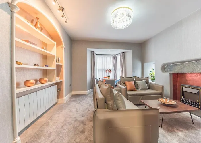 The Old Stamp House Apartment- Three En-Suite Bedrooms Central Village Location
